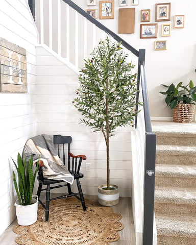 LuceAlberi hands shaping a wired branch for personalized styling and balance