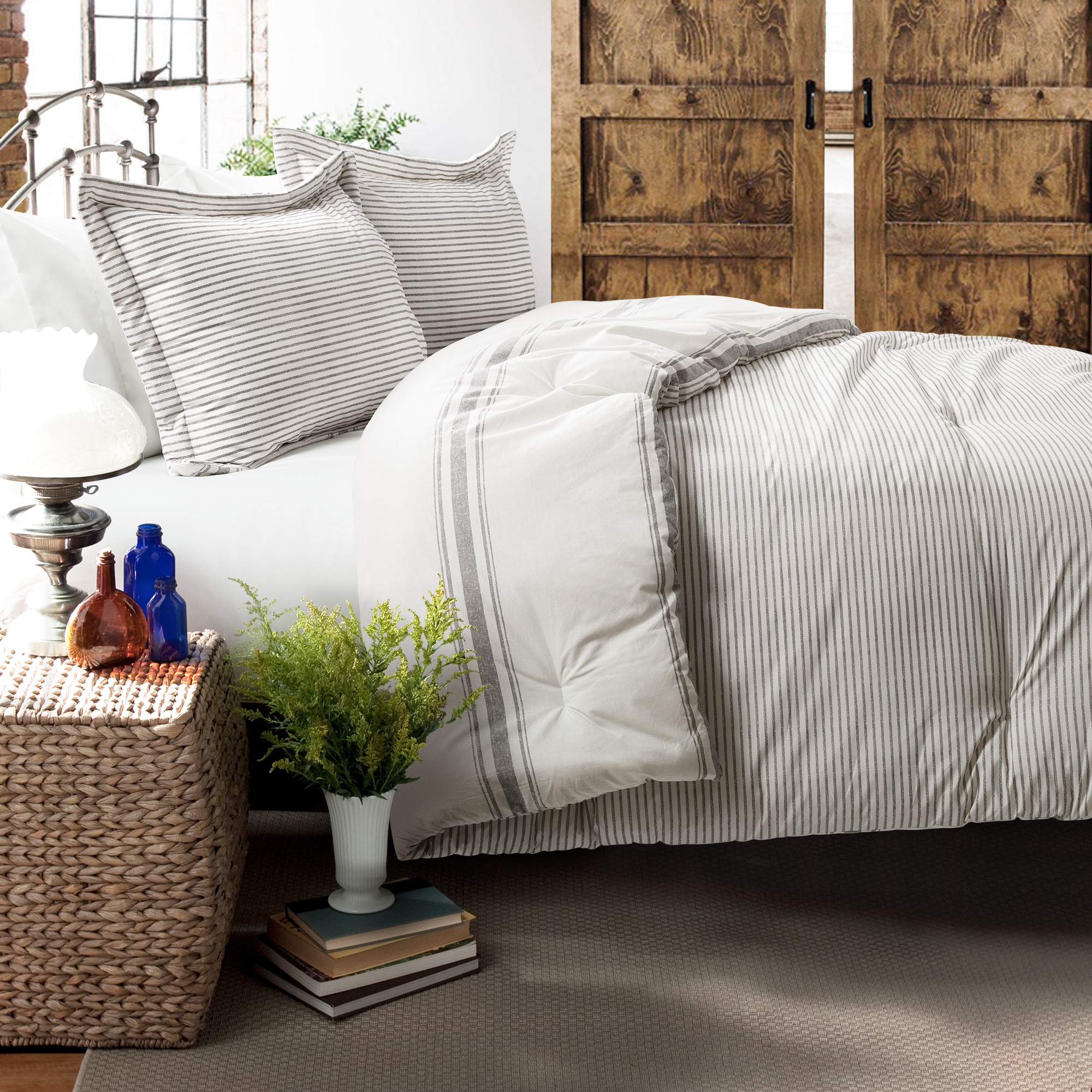 Lush Decor reverse pinstripe detail offering a clean alternate look