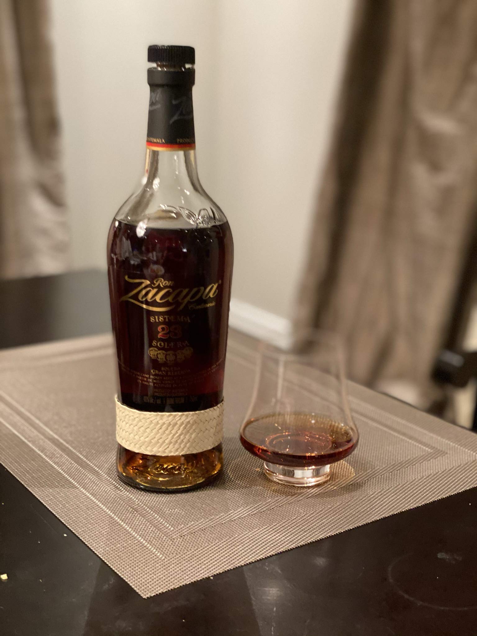 LUXBE snifter beside a measuring cup illustrating 9-ounce capacity and scale