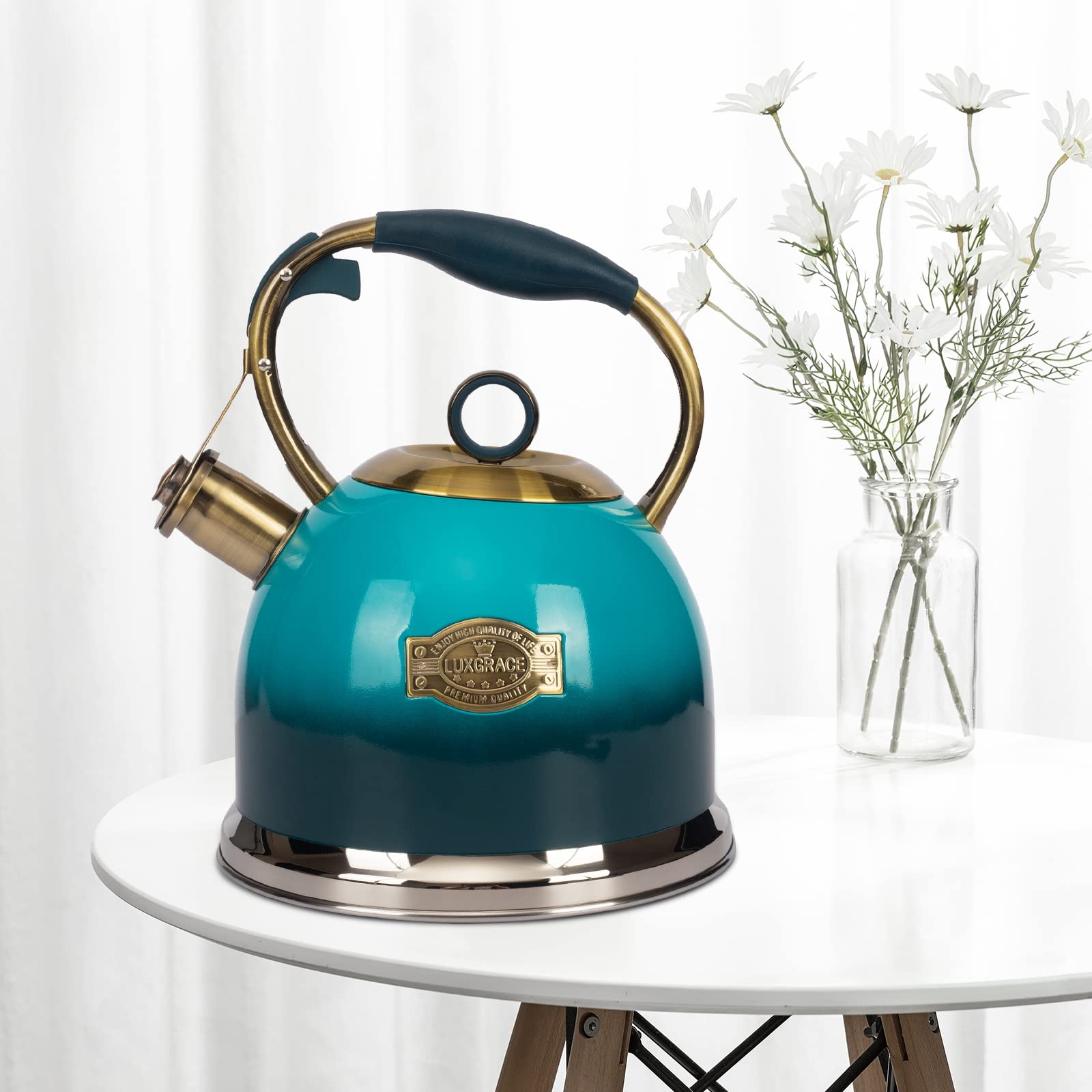LUXGRACE ergonomic handle and one-hand trigger close-up for safer pouring
