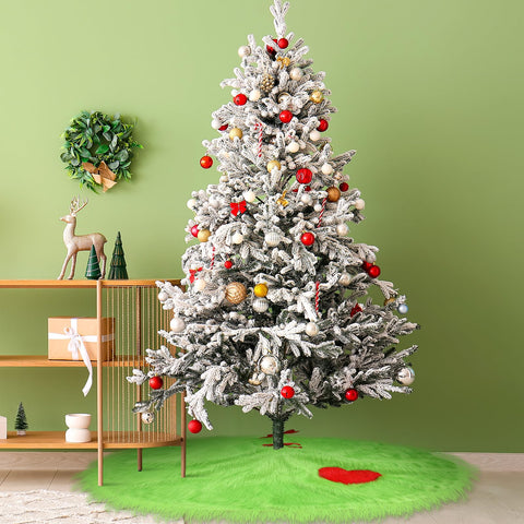 Maasechs lifestyle shot in living room conveying cheerful holiday ambiance and scale