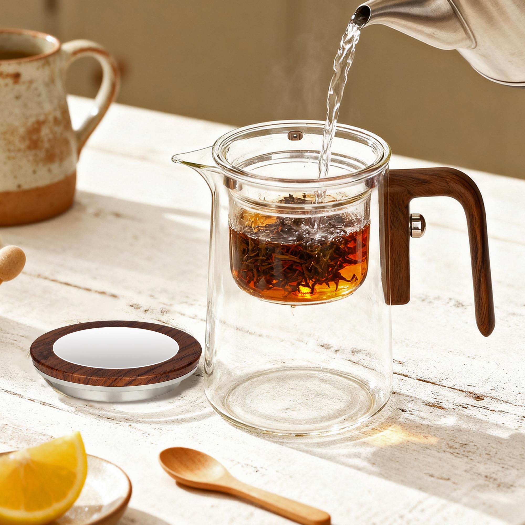 MACTANO teapot held in hand to show 600 ml capacity and ergonomic anti-scald handle