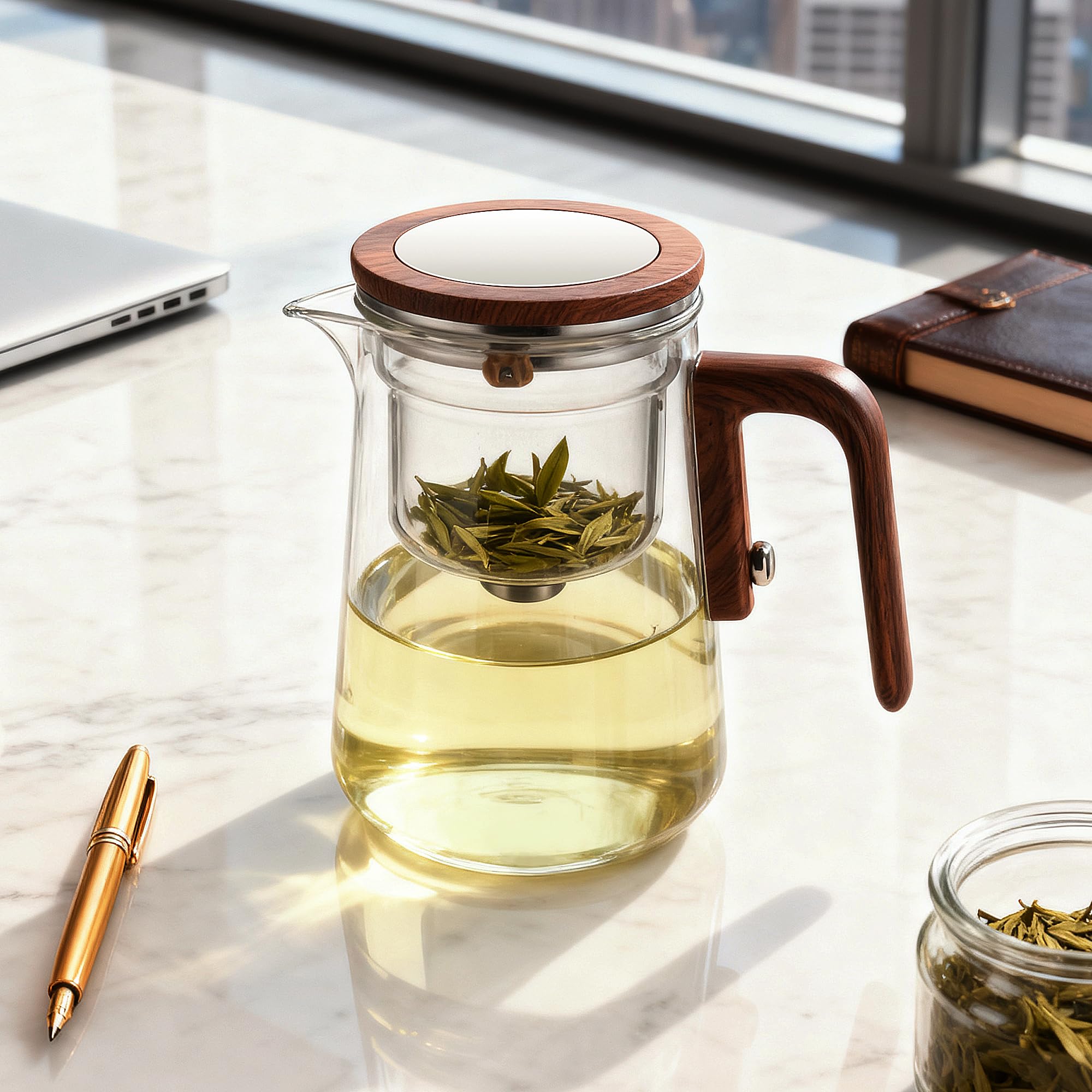 MACTANO pouring tea into cup, clean-pour and leaf separation benefit