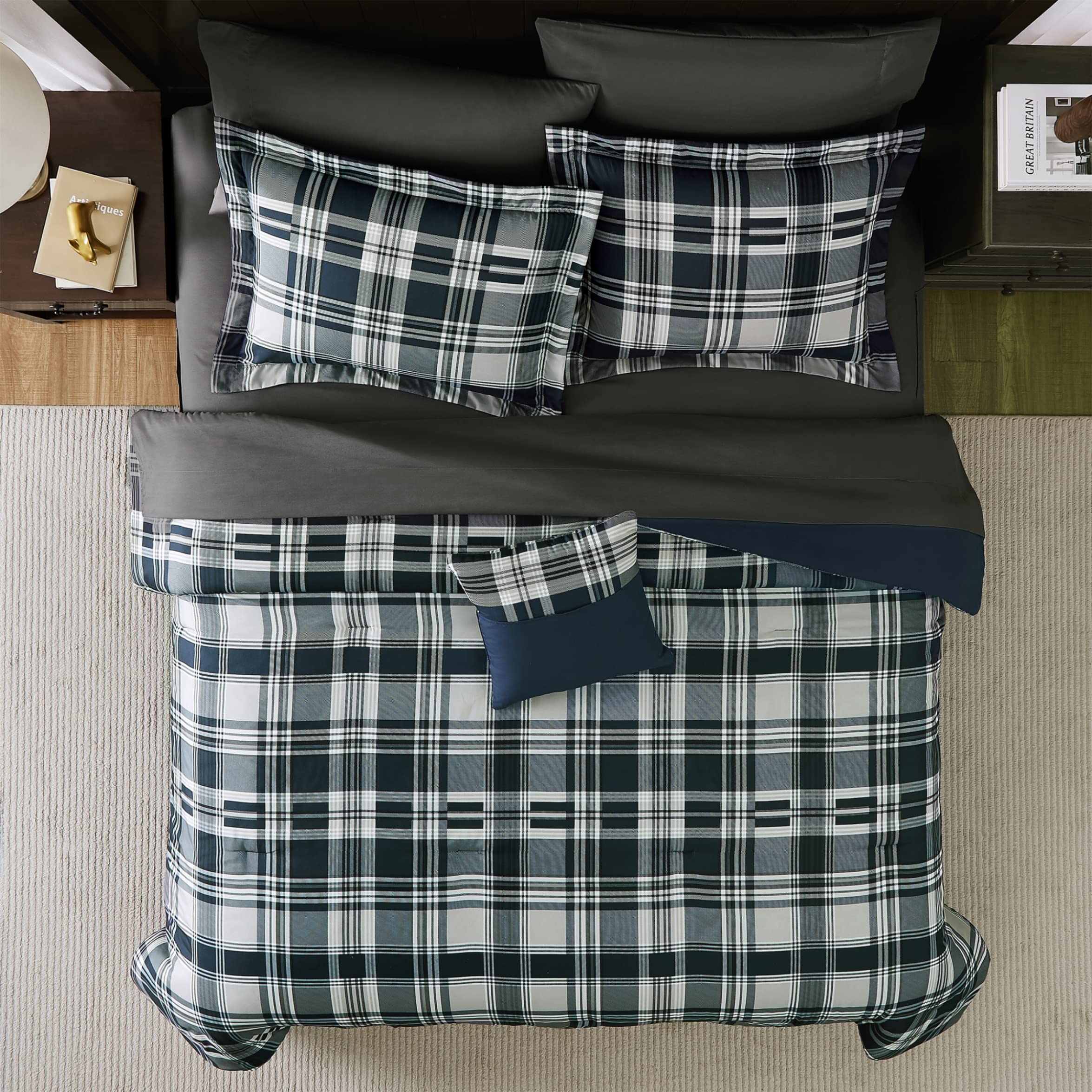 MaiRêve fitted sheet pocket detail showing storage convenience and functionality