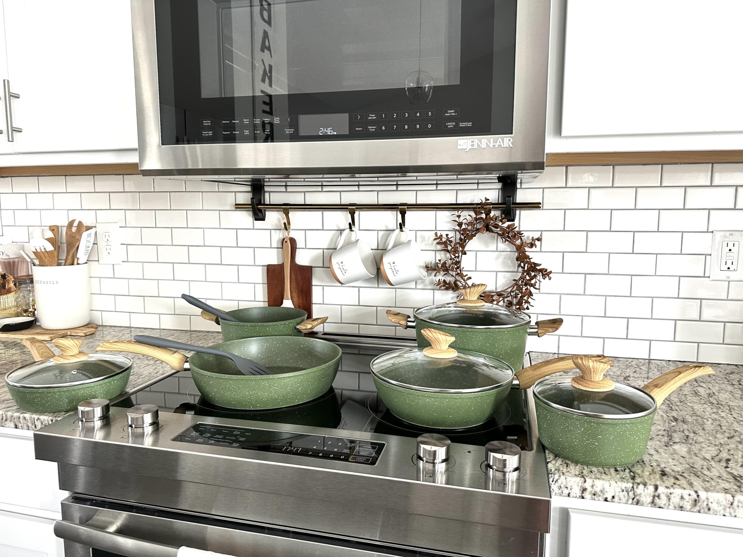 MAISON ARTS close-up of granite nonstick coating highlighting easy release