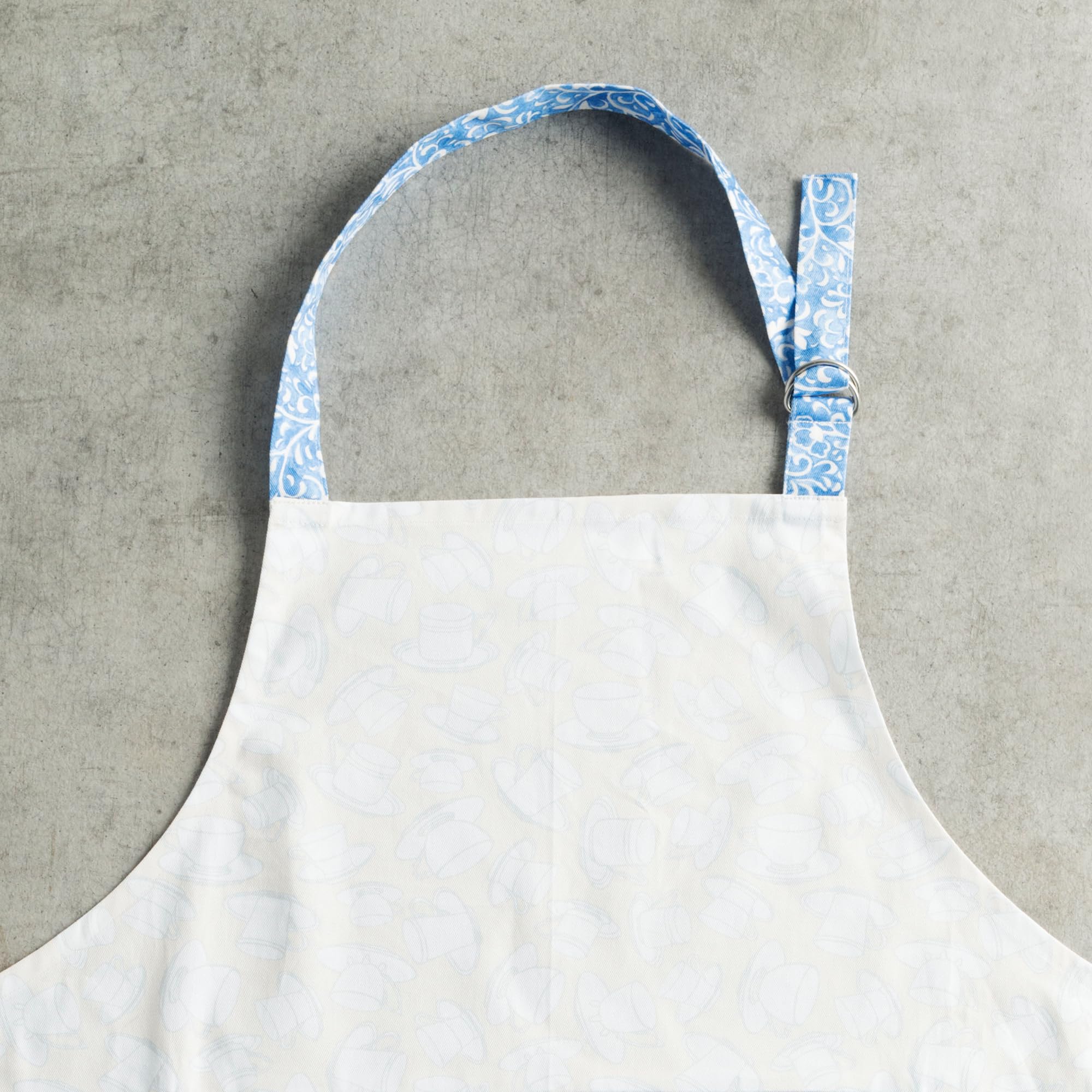 Maison d' Hermine apron in a serving scene conveying professional yet charming style