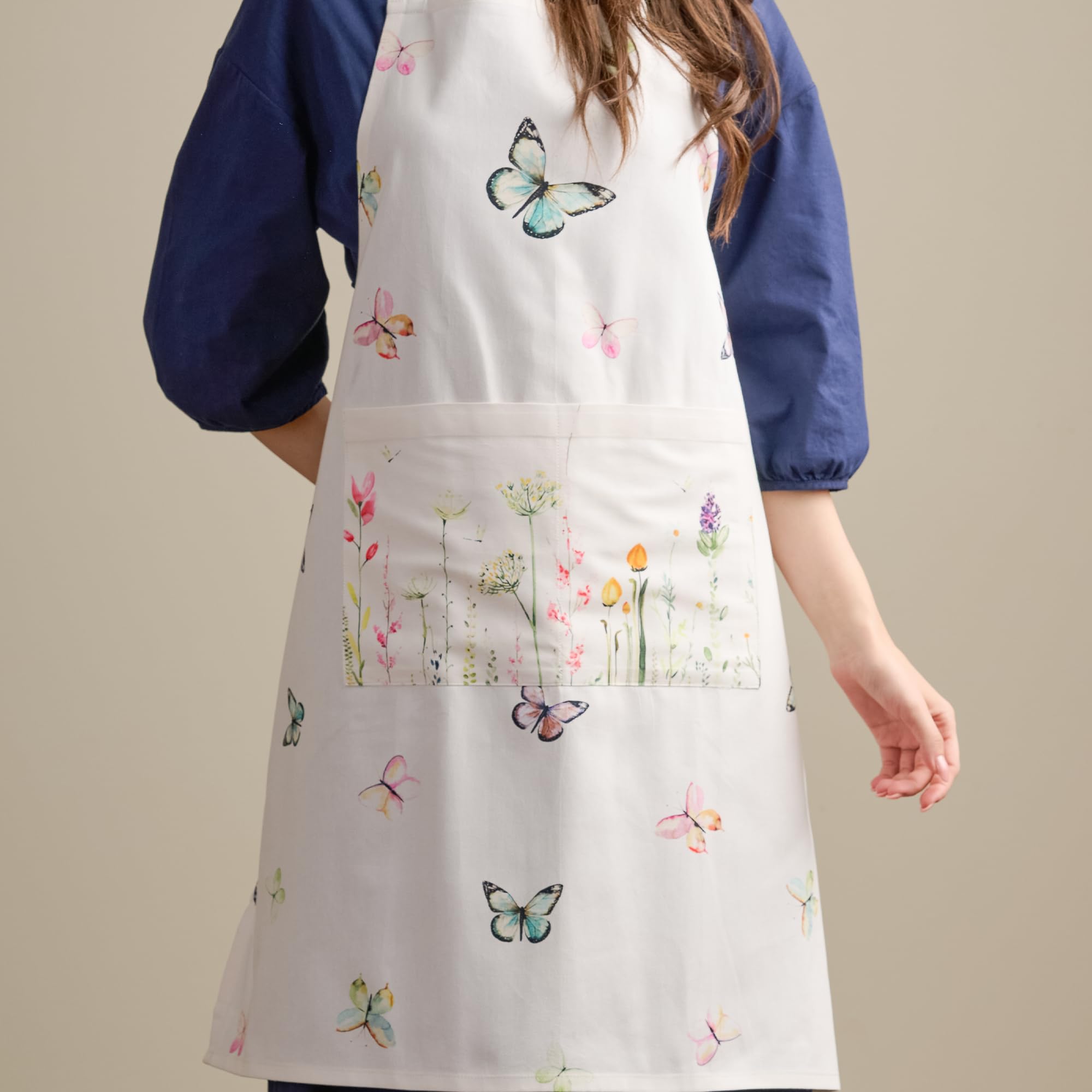 Maison d' Hermine apron beside measuring tape showing generous size and coverage