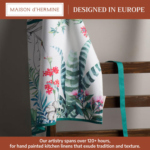 Maison d' Hermine close-up of central pocket holding phone and utensils for convenience