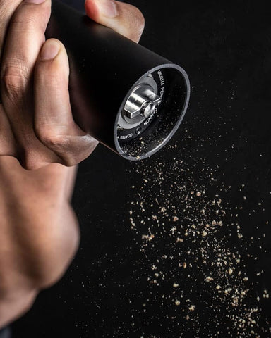 MANNKITCHEN Pepper Cannon hopper close-up with durable ceramic burrs for consistent grind