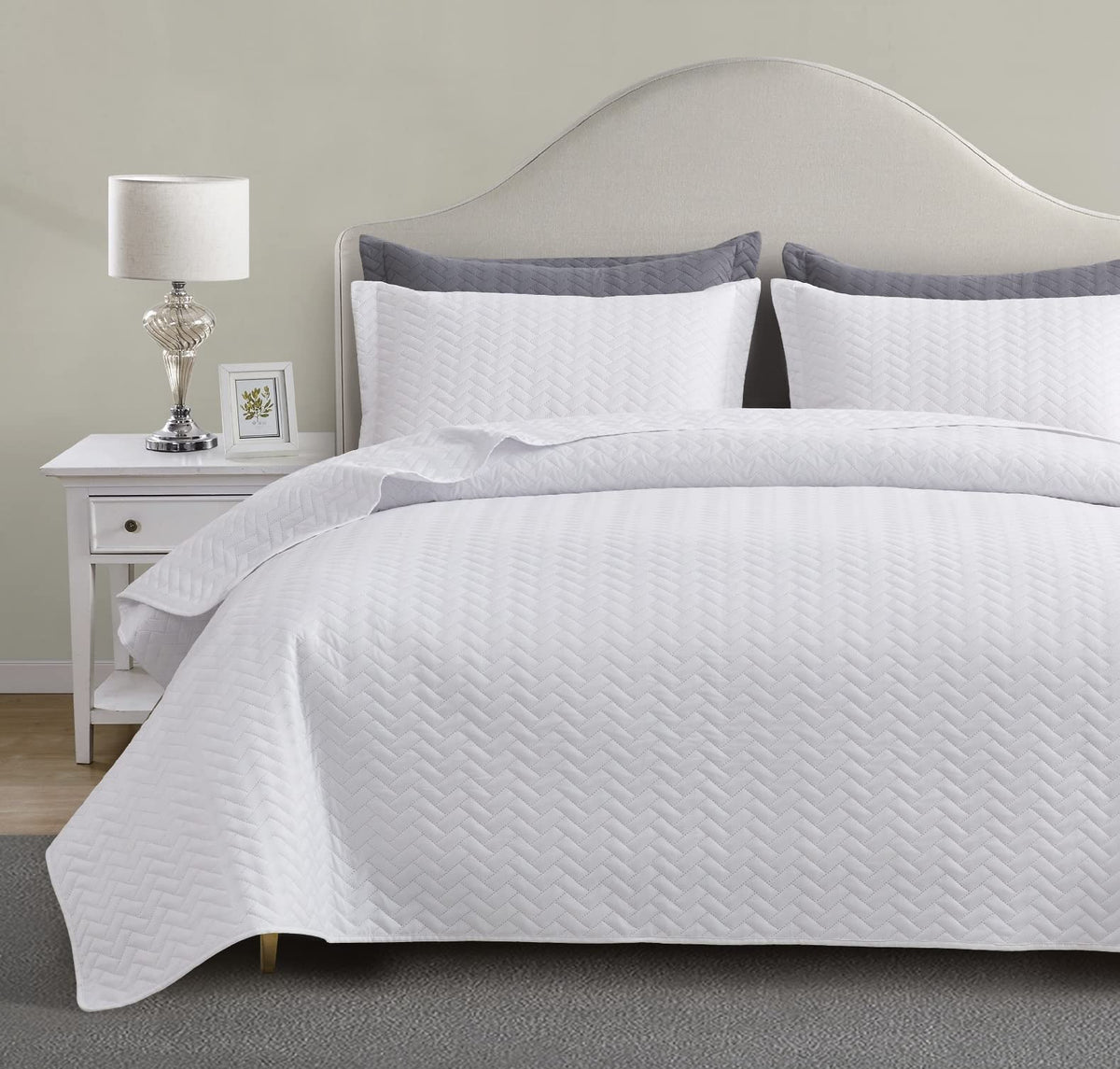 Maple&Stone quilt front view showing clean white coverlet and neat edges for modern appeal