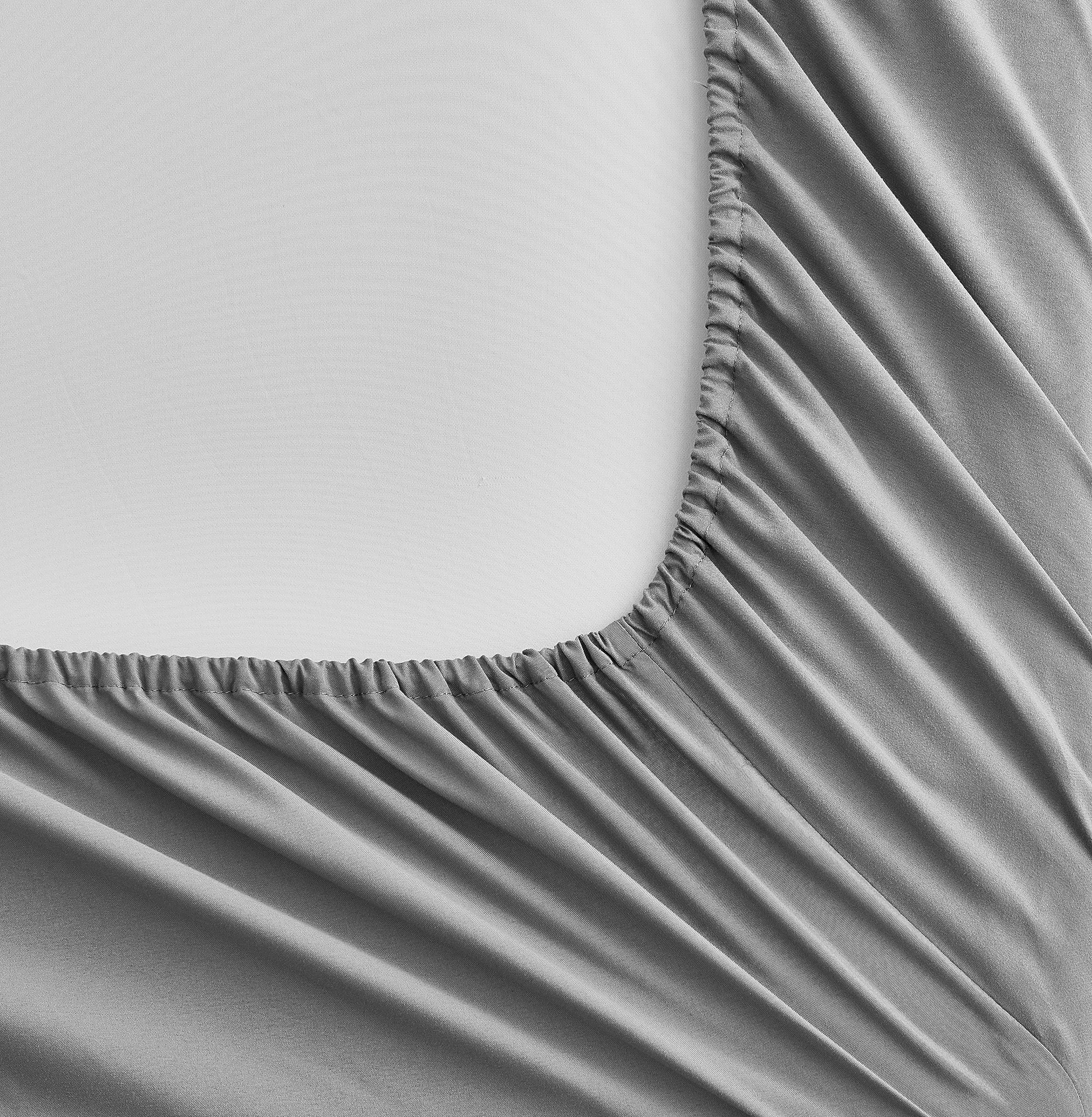 Maple&Stone full mattress size comparison showing proper comforter drape
