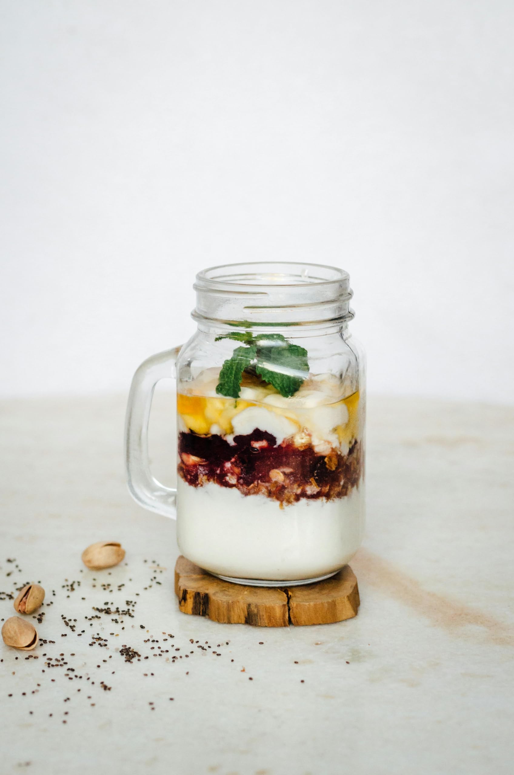 Maredash jar filled with lemonade demonstrating 16 oz capacity for cold drinks
