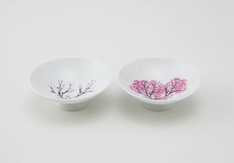 丸モ高木陶器 side view with hand for scale illustrating compact, easy-to-hold sake cup