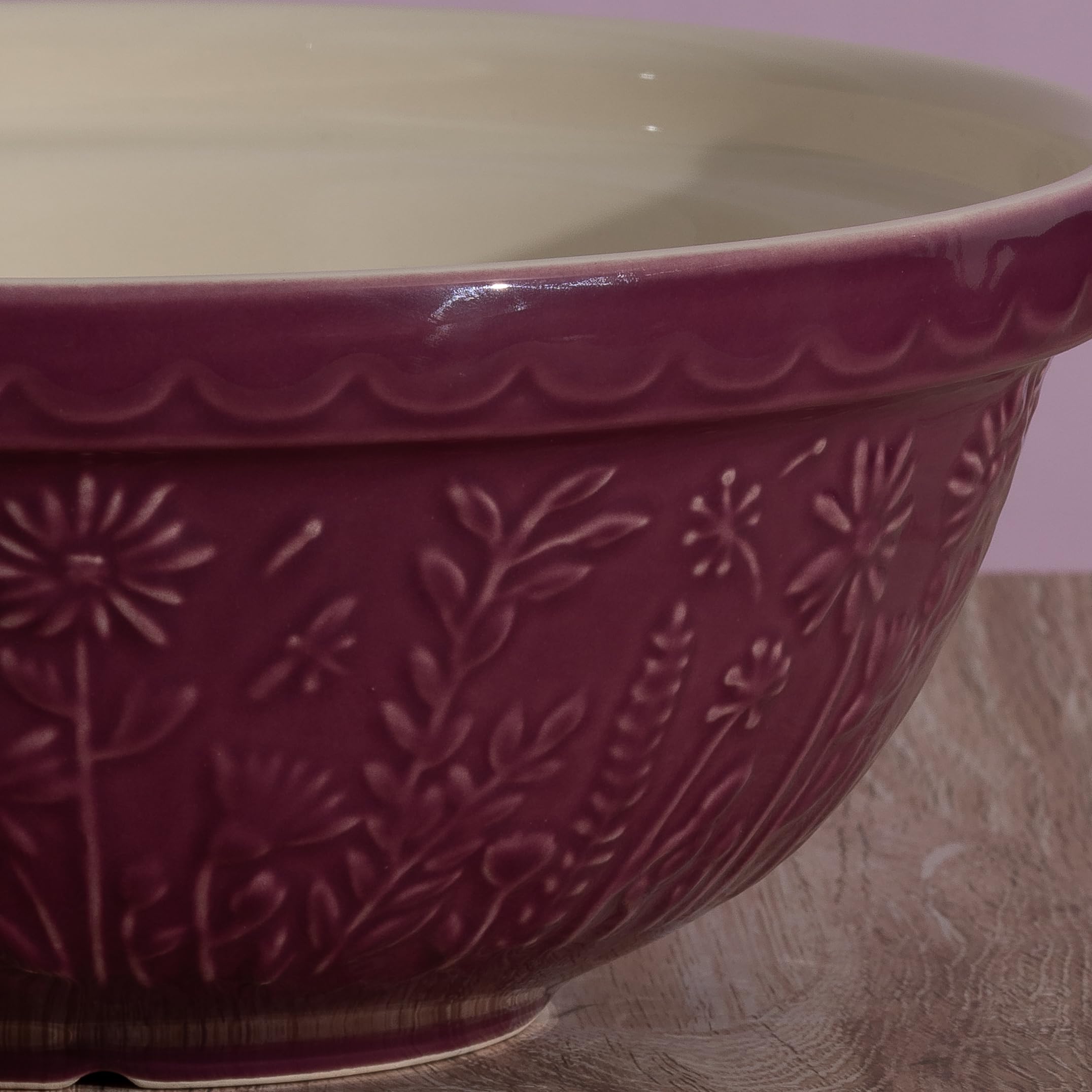 Mason Cash bowl next to apples showing 2.85 quart scale and practical capacity