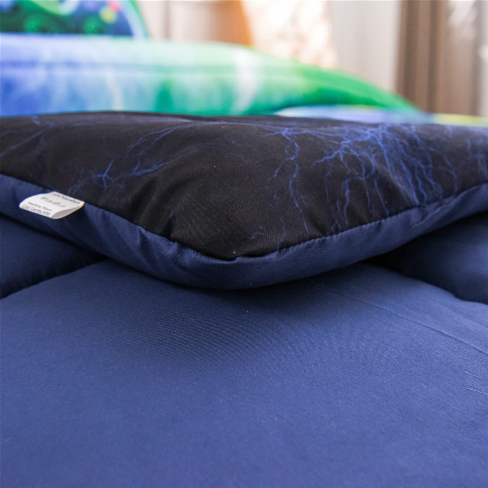Meeting Story folded comforter packaging showing compact storage and gift-ready presentation