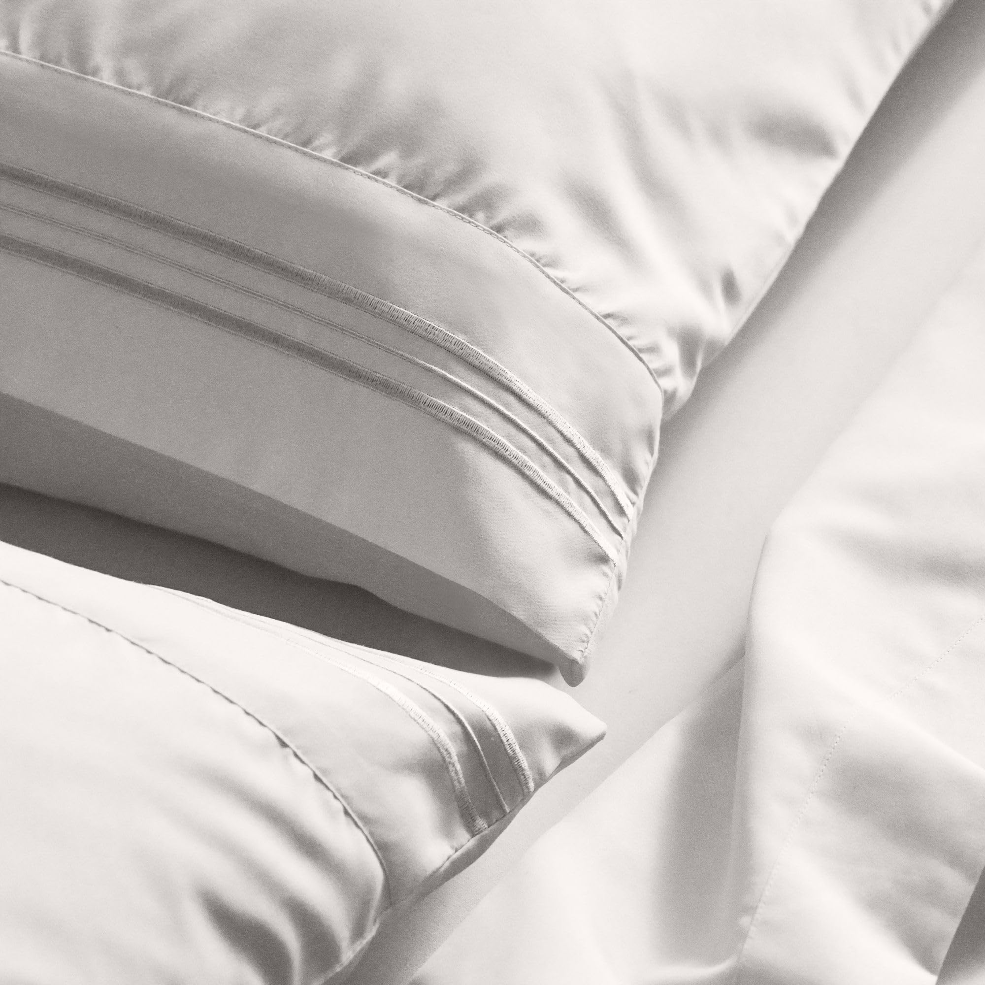 Mellanni size comparison on queen mattress illustrating correct fit and mattress coverage