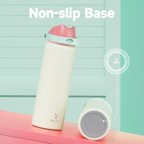 Meoky next to water glass showing 32 oz capacity for longer hydration