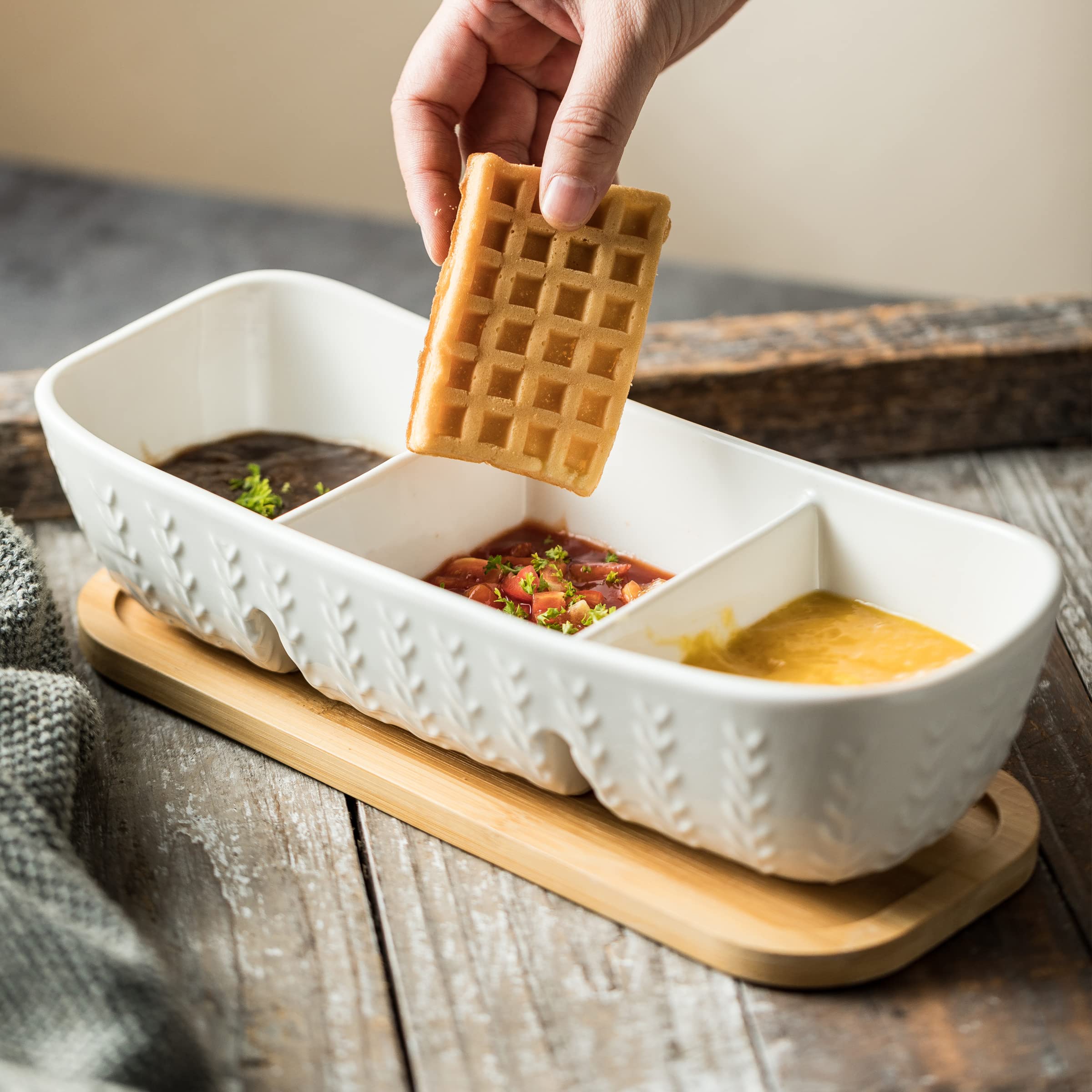 Miamolo tray being carried to table illustrating stable transport and spill reduction