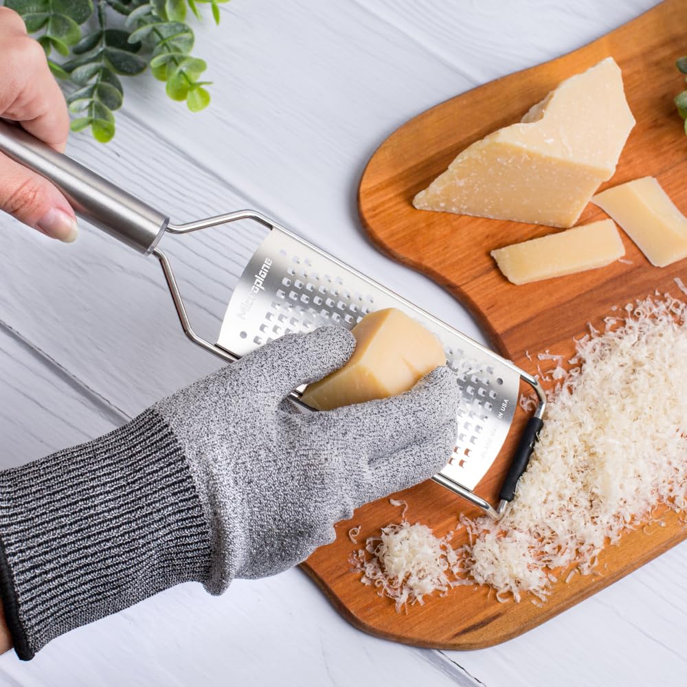 Microplane non-slip base detail providing stability and safer grating