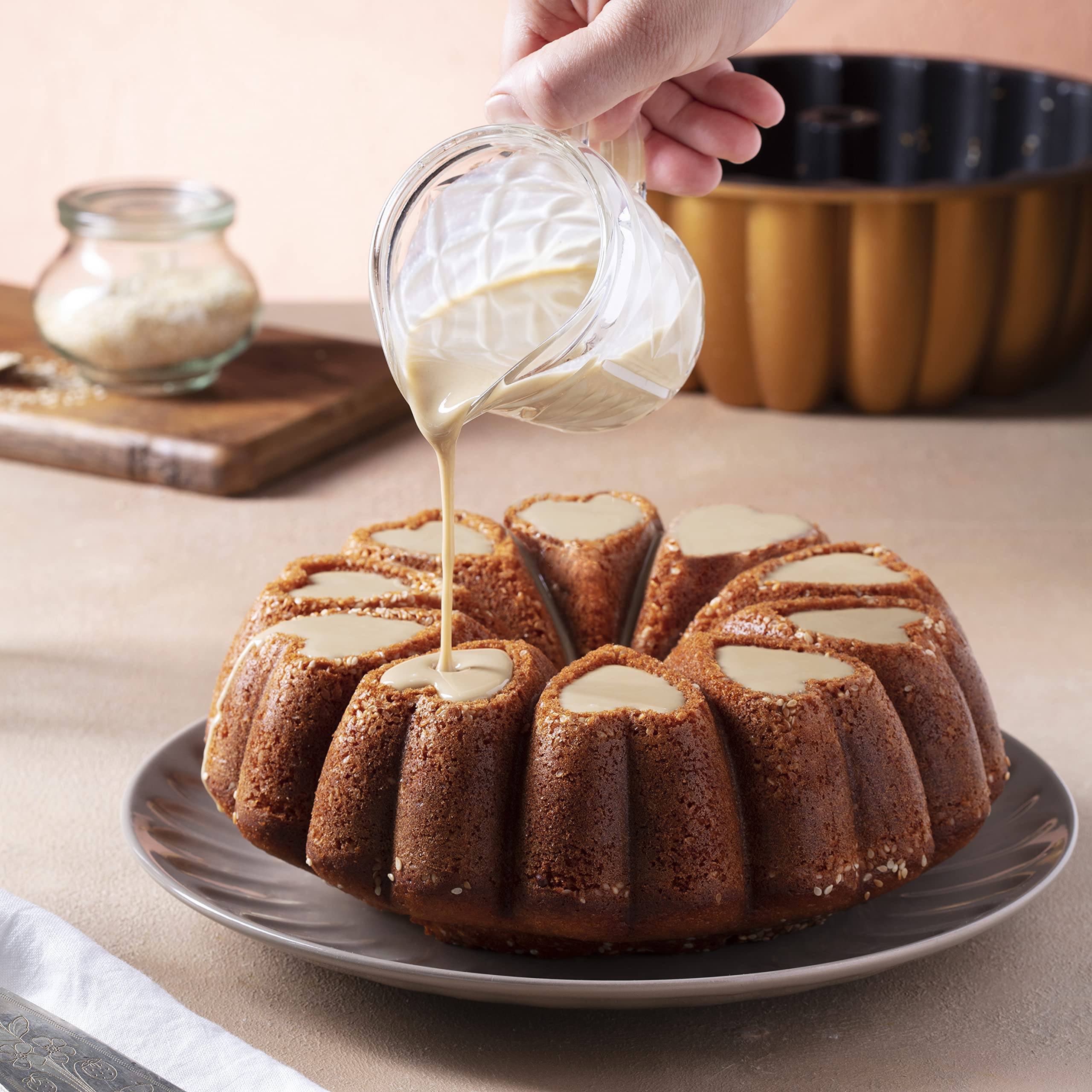 MIENCA pan beside a standard plate showing 10-inch scale and portion clarity