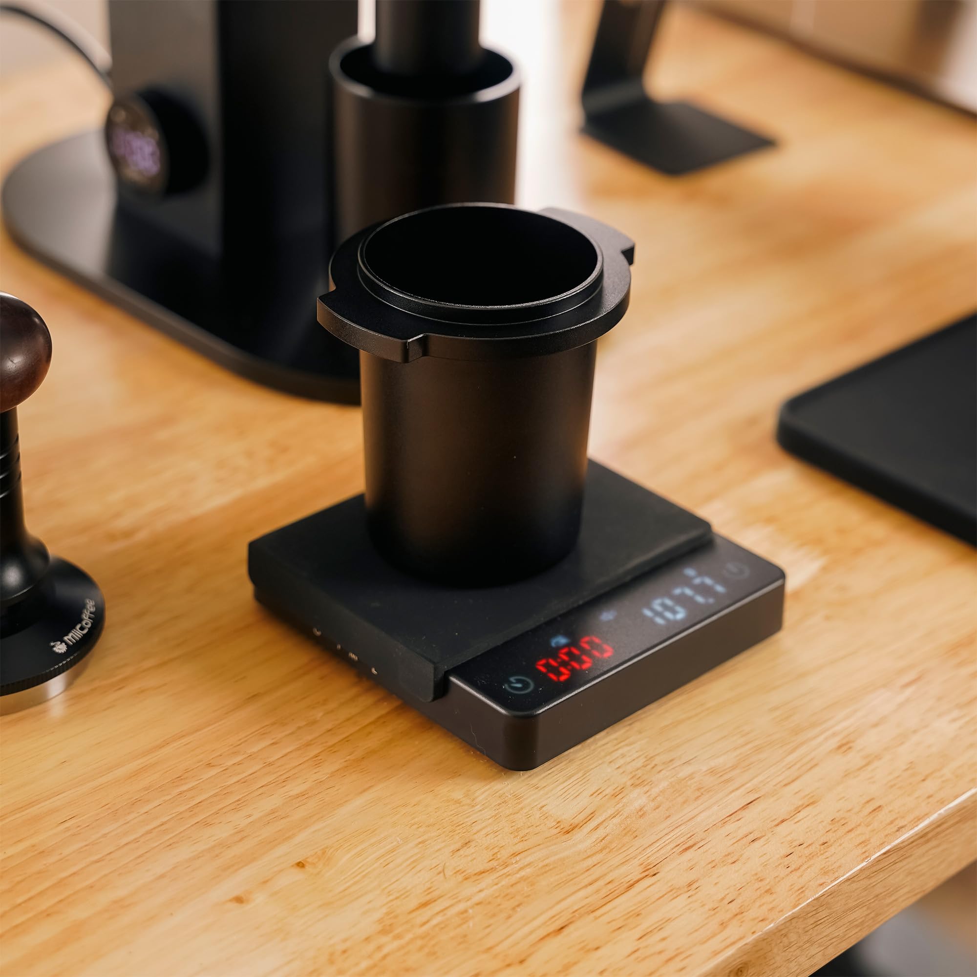 MiiCoffee nano supporting a portafilter for stable, accurate espresso dosing