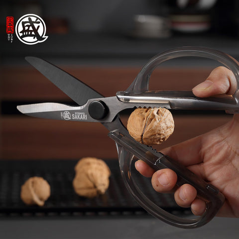 MITSUMOTO SAKARI shears cutting a chicken joint demonstrating strong cutting power