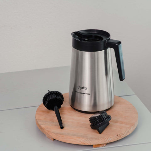 Moccamaster Travel lid attached in hand for spill-resistant portability