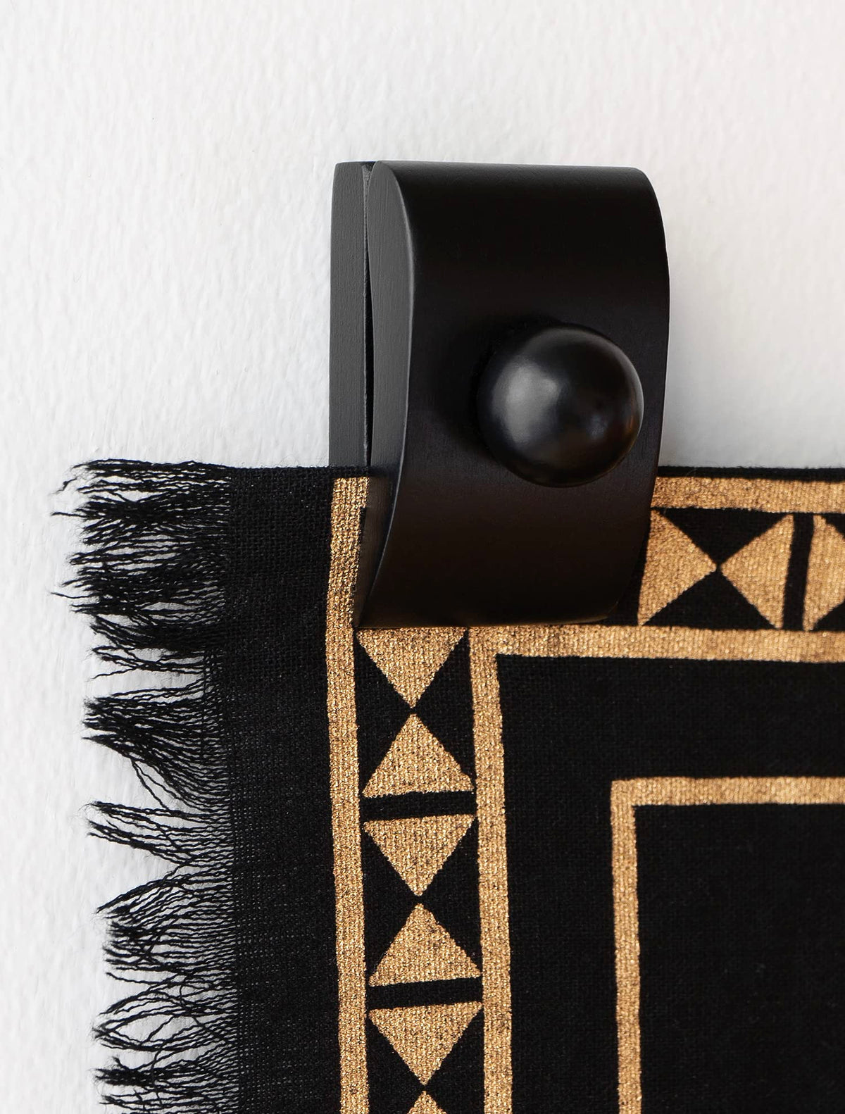 MOCTUS front view of four black wooden quilt clamp hangers highlighting sleek design and strong hold