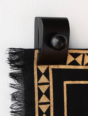 MOCTUS front view of four black wooden quilt clamp hangers highlighting sleek design and strong hold