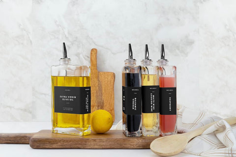 Molimoli metal spout cap sealing bottle neck to protect contents from dust