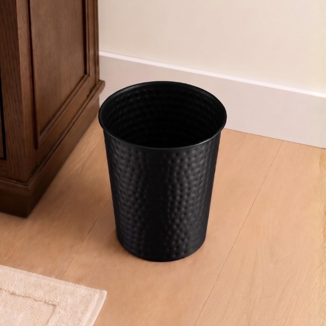 Monarch Abode with liner demonstrating tidy, odor-minimizing use