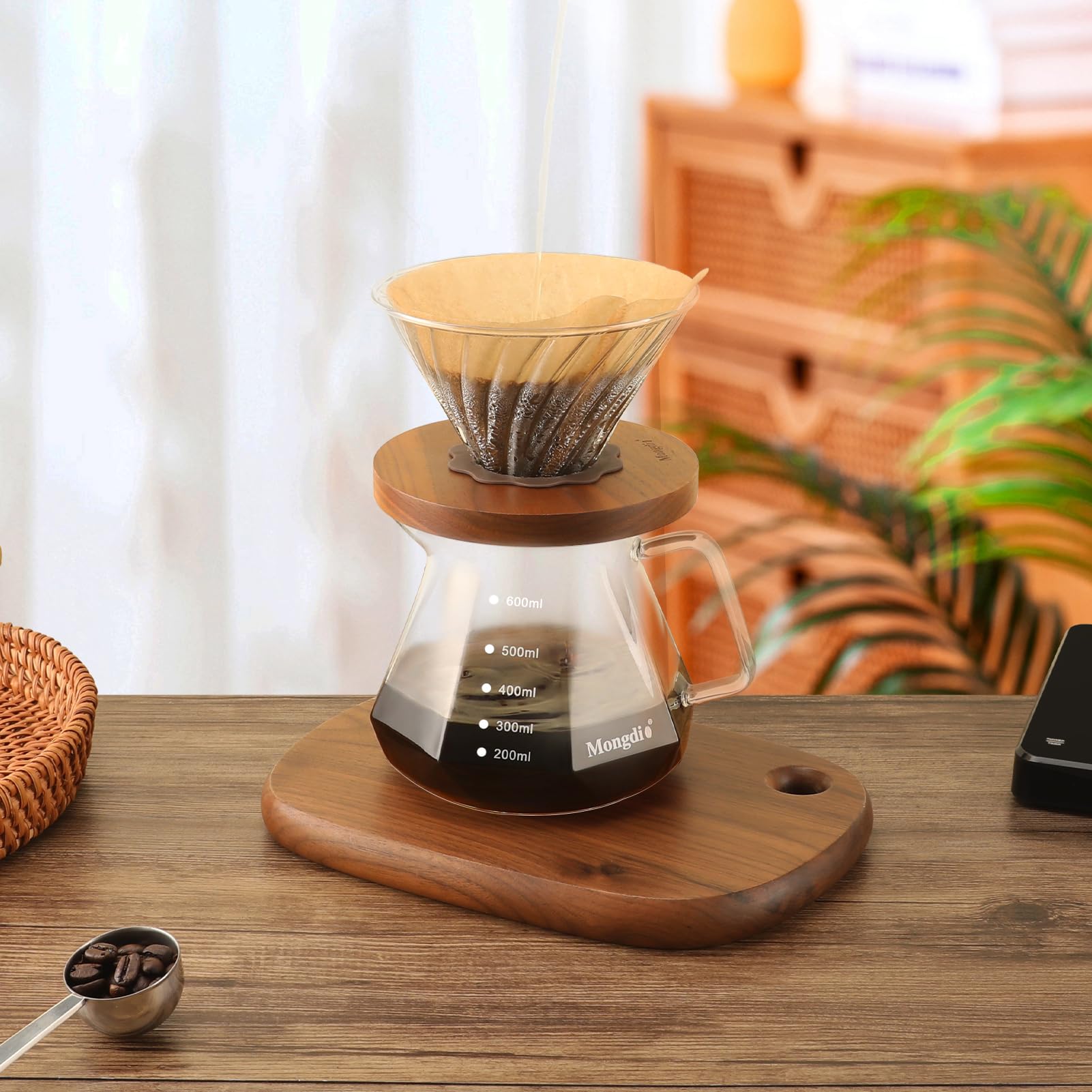 Mongdio carafe beside a standard mug showing 600ml capacity and serving scale