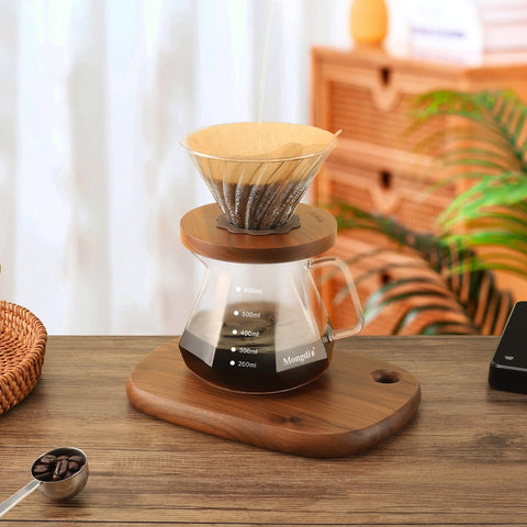 Mongdio carafe beside a standard mug showing 600ml capacity and serving scale