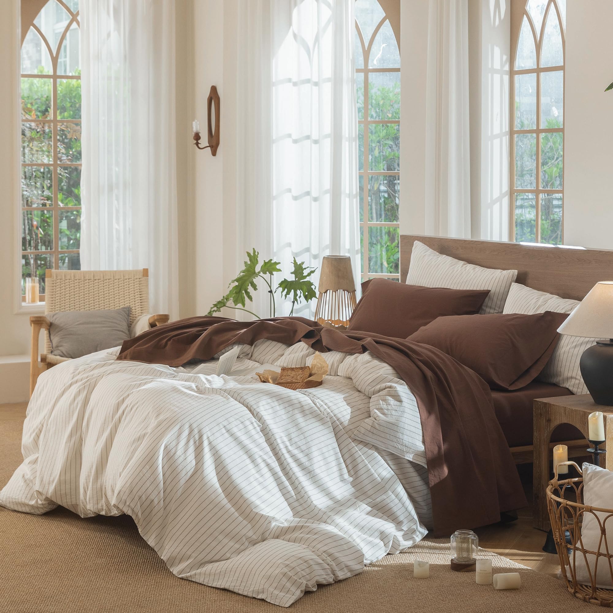 MooMee fitted sheet corner showing 19 inch deep pocket and secure elastic hold benefit