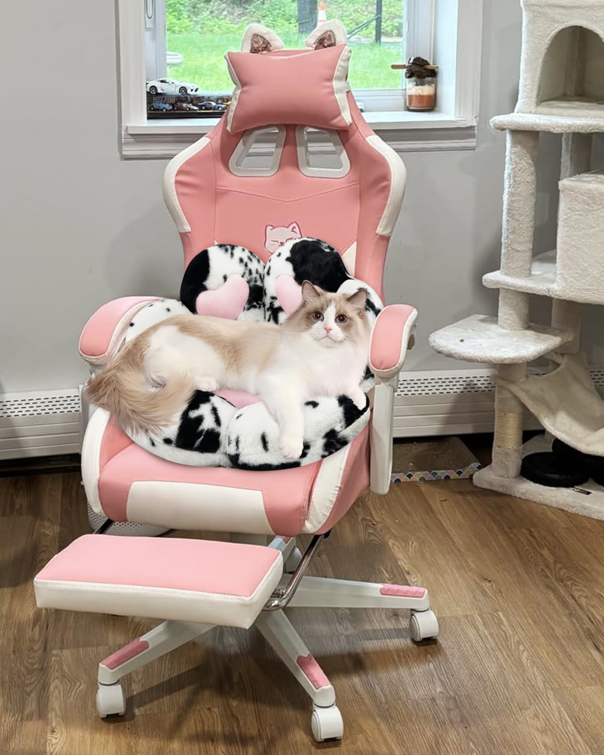 MOONBEEKI side profile on chair demonstrating supportive seat padding