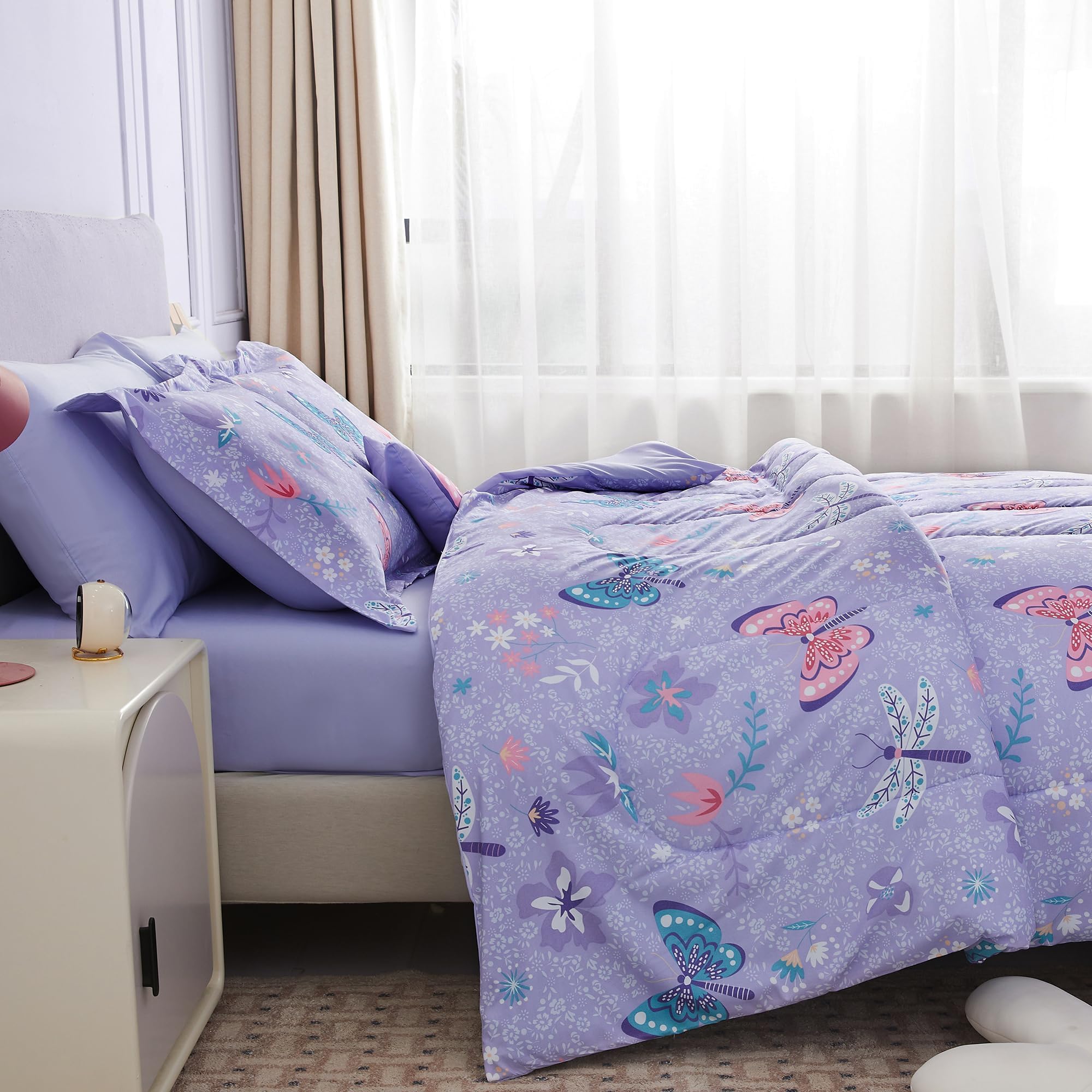 Mooreeke flat and fitted sheets laid out showing proper twin sizing convenience