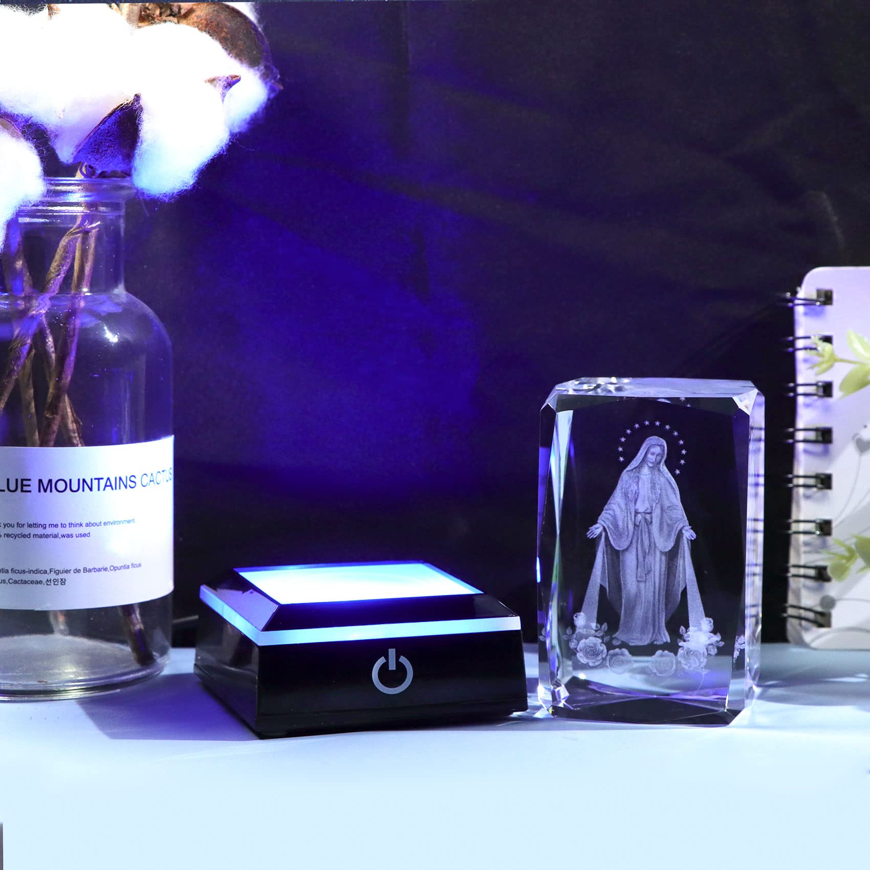 Movdyka held in hands size comparison for scale and portability