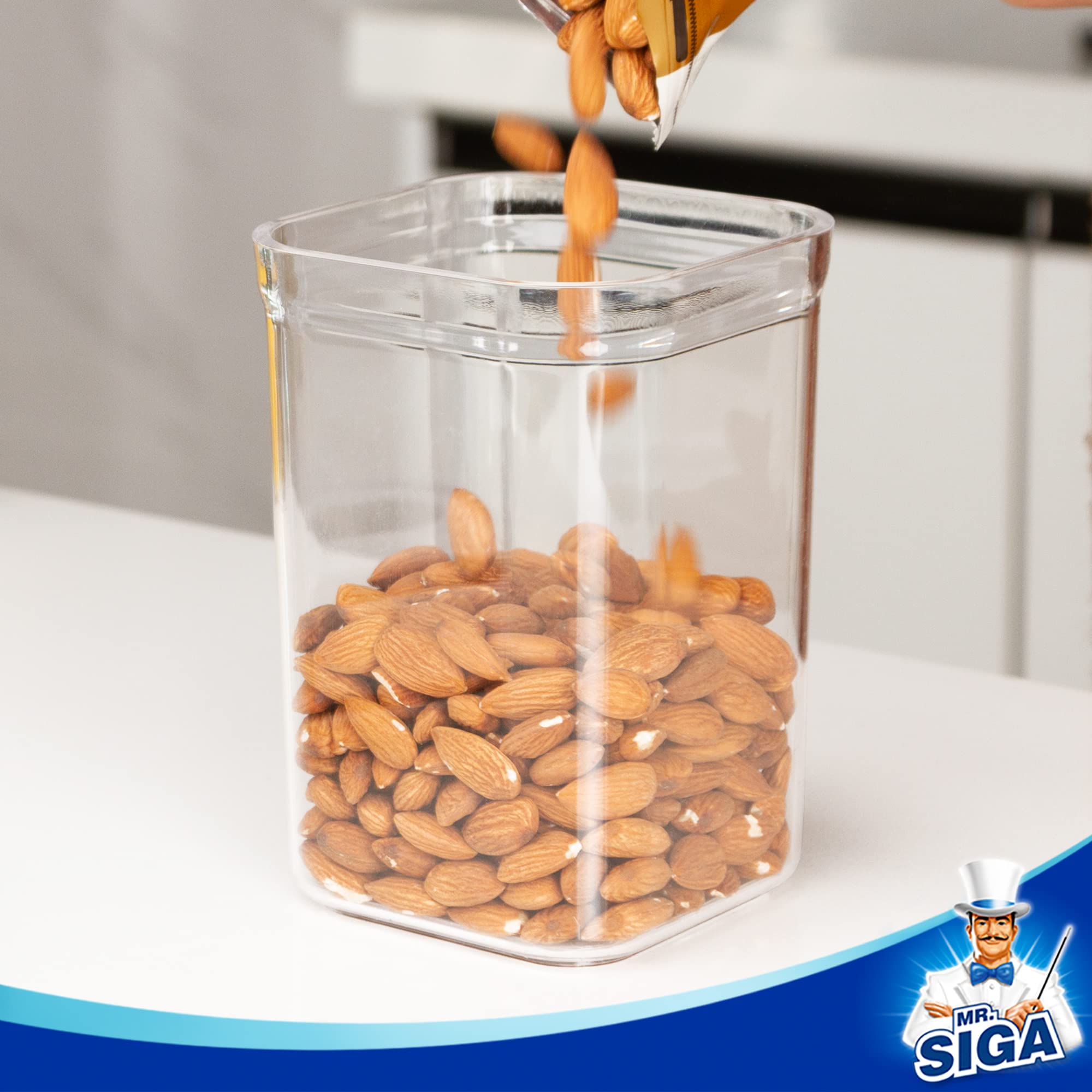 MR.SIGA being opened one-handed to show easy squeeze-to-open convenience