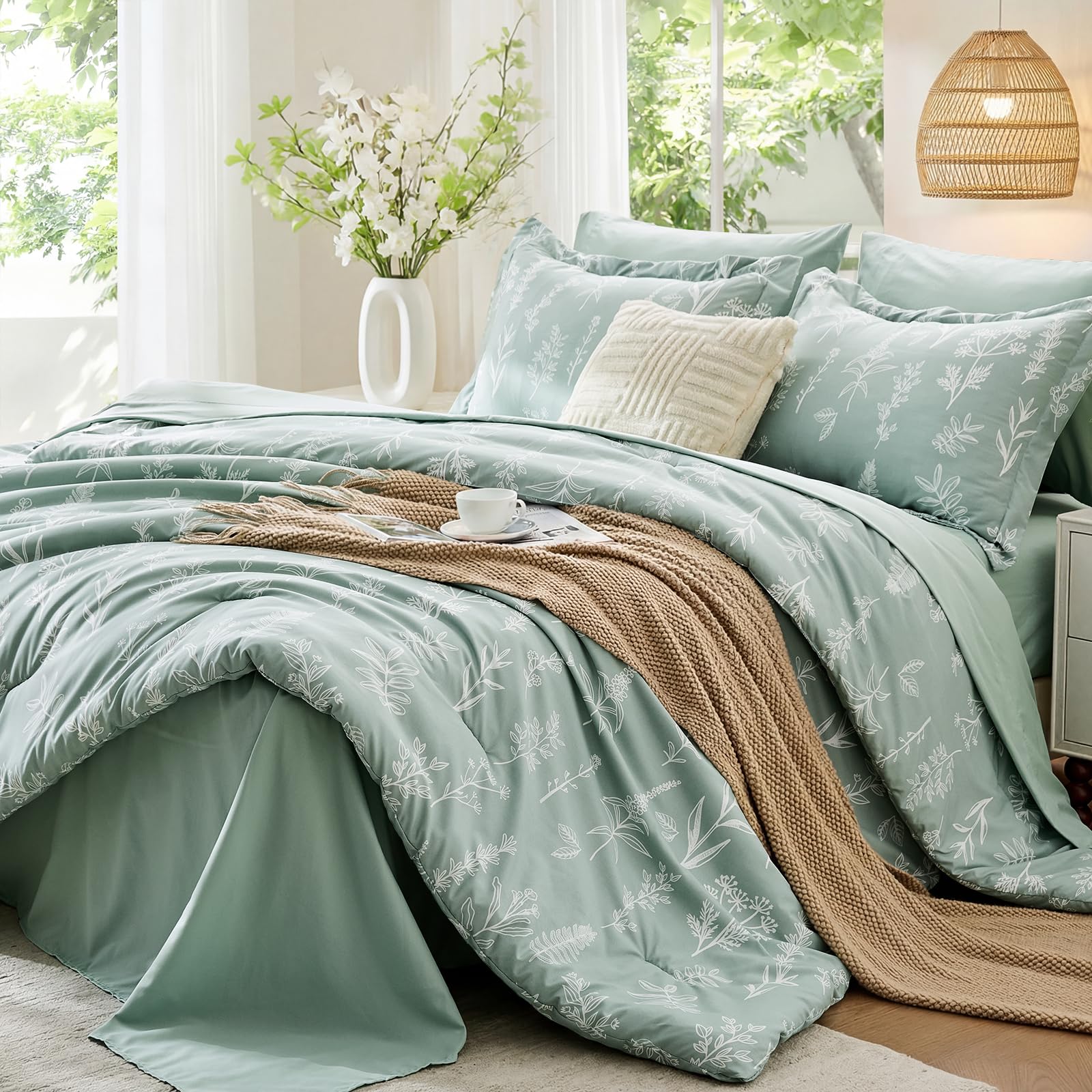 MUXHOMO comforter front view showing floral print and cozy appearance
