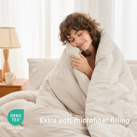 MUXHOMO comforter loft close-up displaying down-alternative fill and plush warmth