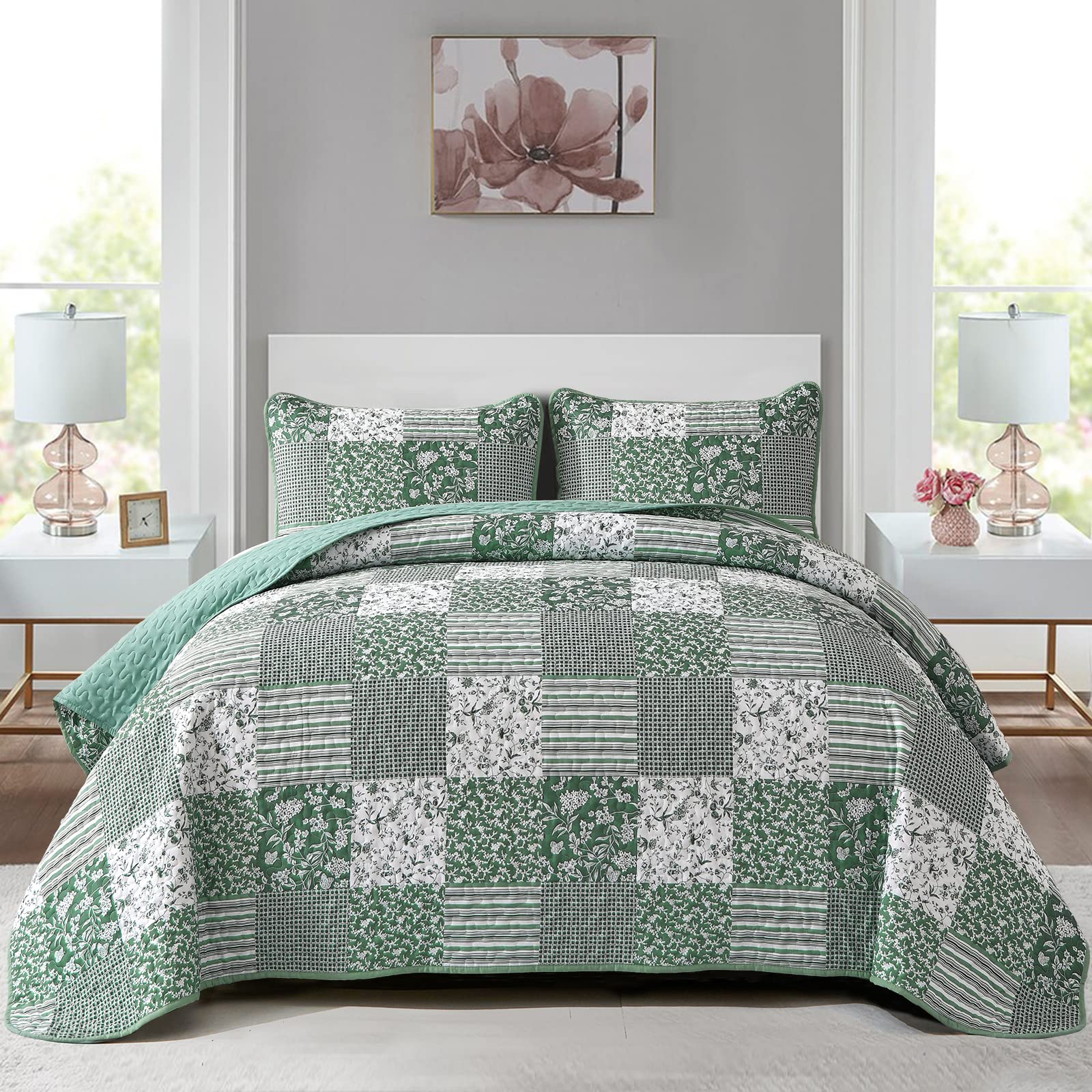 Mybedsoul quilt front view showing green patchwork and cozy appeal