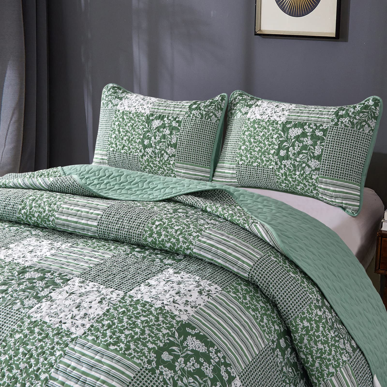 Mybedsoul quilt in styled bedroom conveying boho ambiance and layered warmth