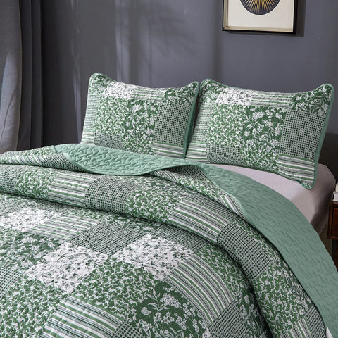 Mybedsoul quilt in styled bedroom conveying boho ambiance and layered warmth