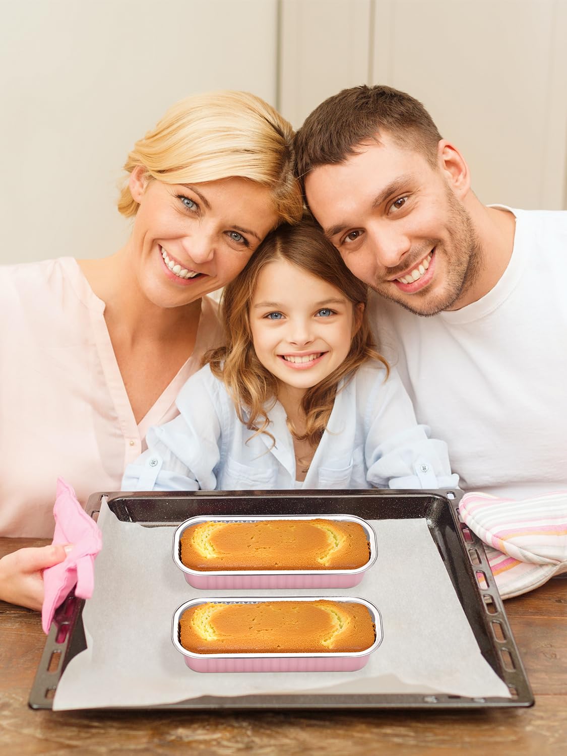 NEEBAKE picnic scene with pans displayed for easy gifting and serving