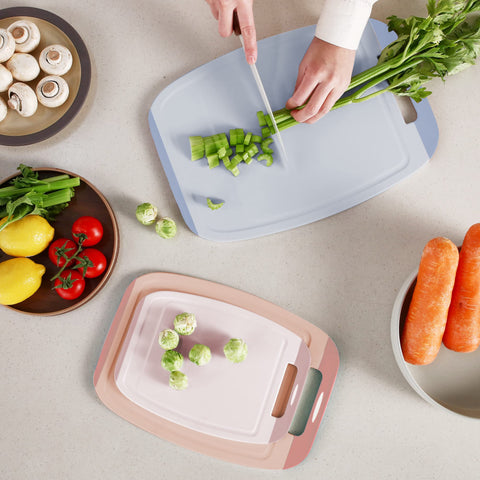 Neoflam EZ-grip handle and non-slip edge for secure carrying and stable chopping