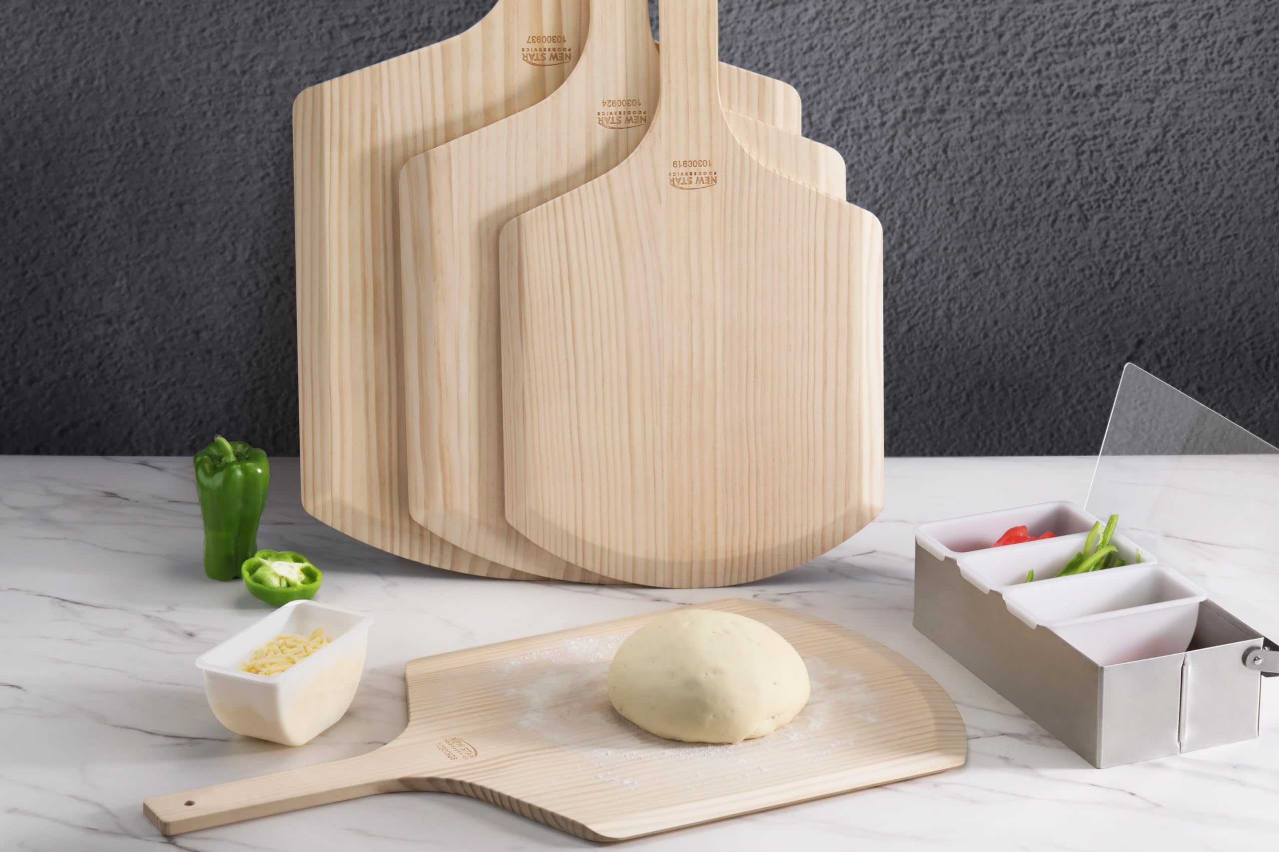 New Star Foodservice lifting pizza action illustrating balanced support and control