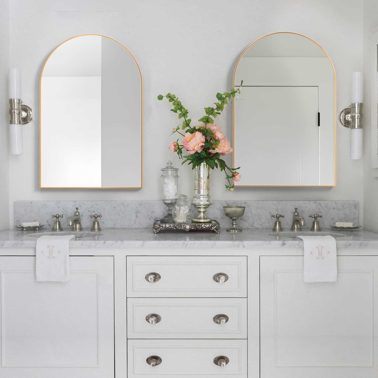 NEUWEABY styled in an entryway adds warmth and elegance
