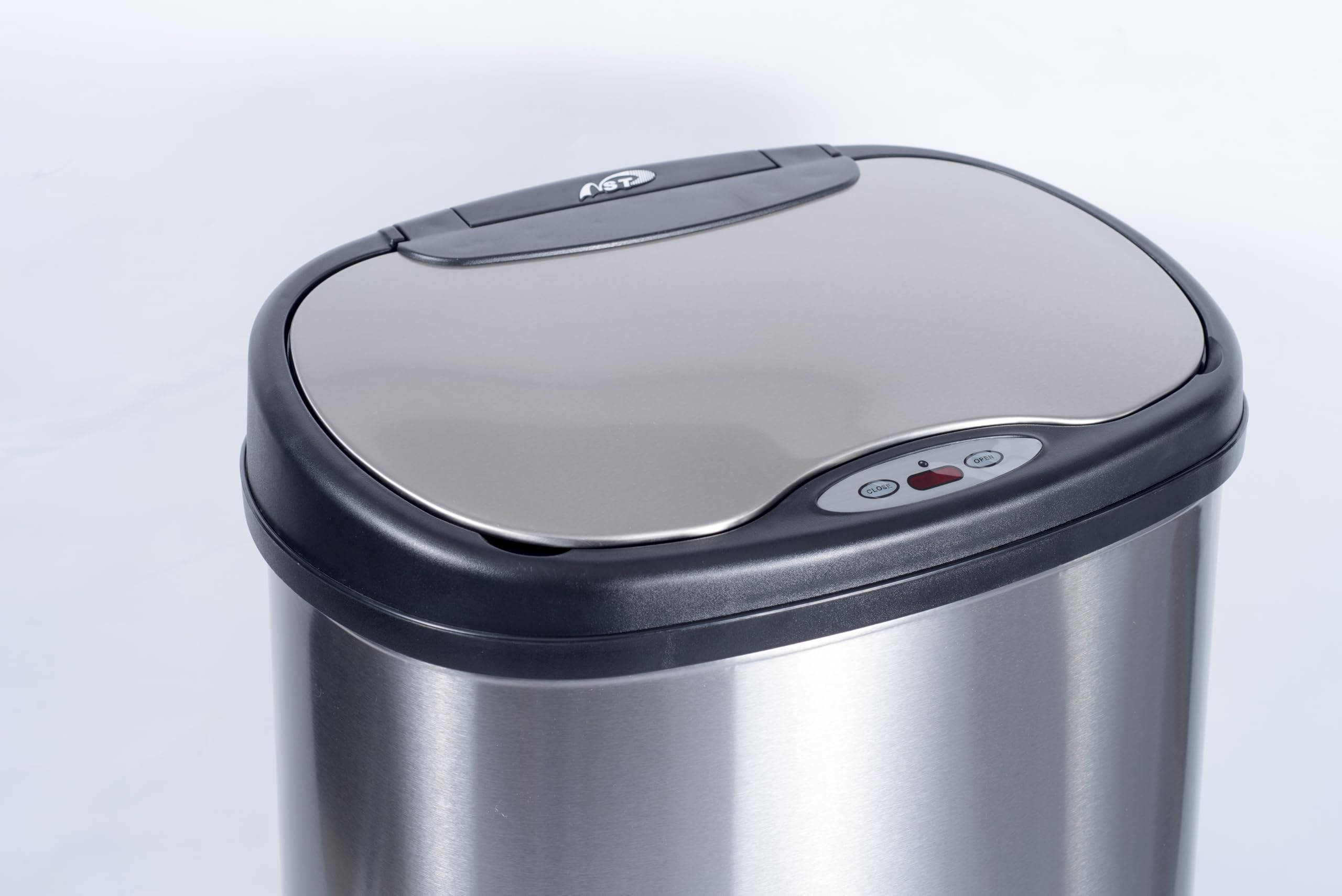 Ninestars lid seal closeup showing tight closure to reduce odors at the source