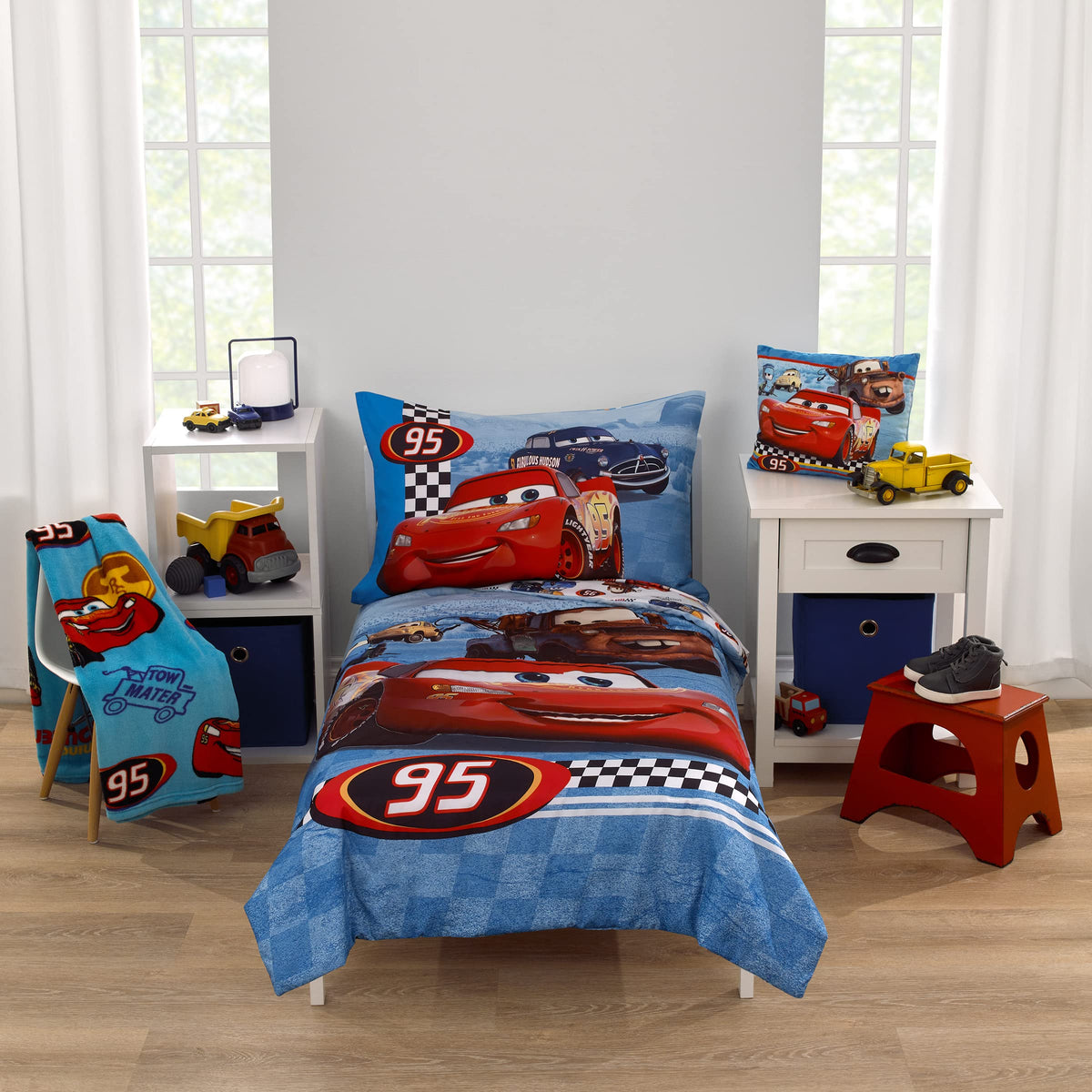 NoJo comforter front with Lightning McQueen for vibrant bed focus