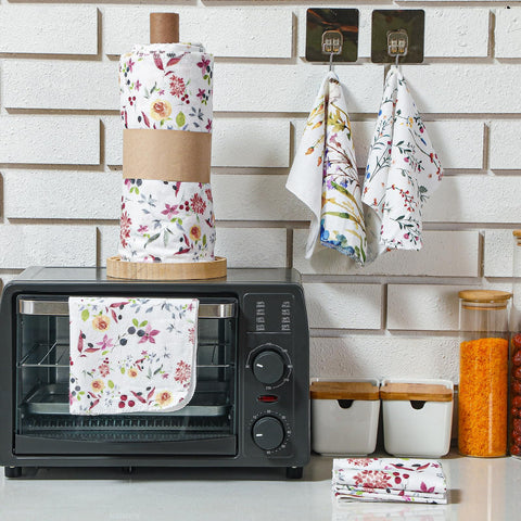 Noveread towel in hand drying dishes showing streak-free cleaning benefit